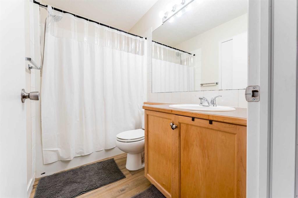 140 Prestwick Avenue Se, Calgary, AB - Indoor Photo Showing Bathroom