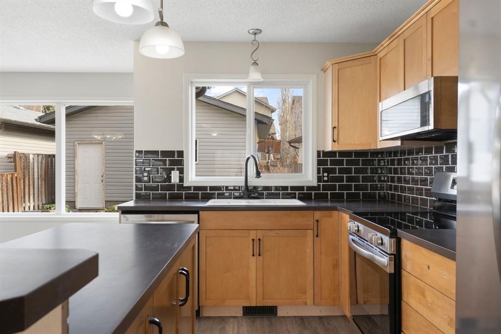 202 Sunset Heights, Cochrane, AB - Indoor Photo Showing Kitchen