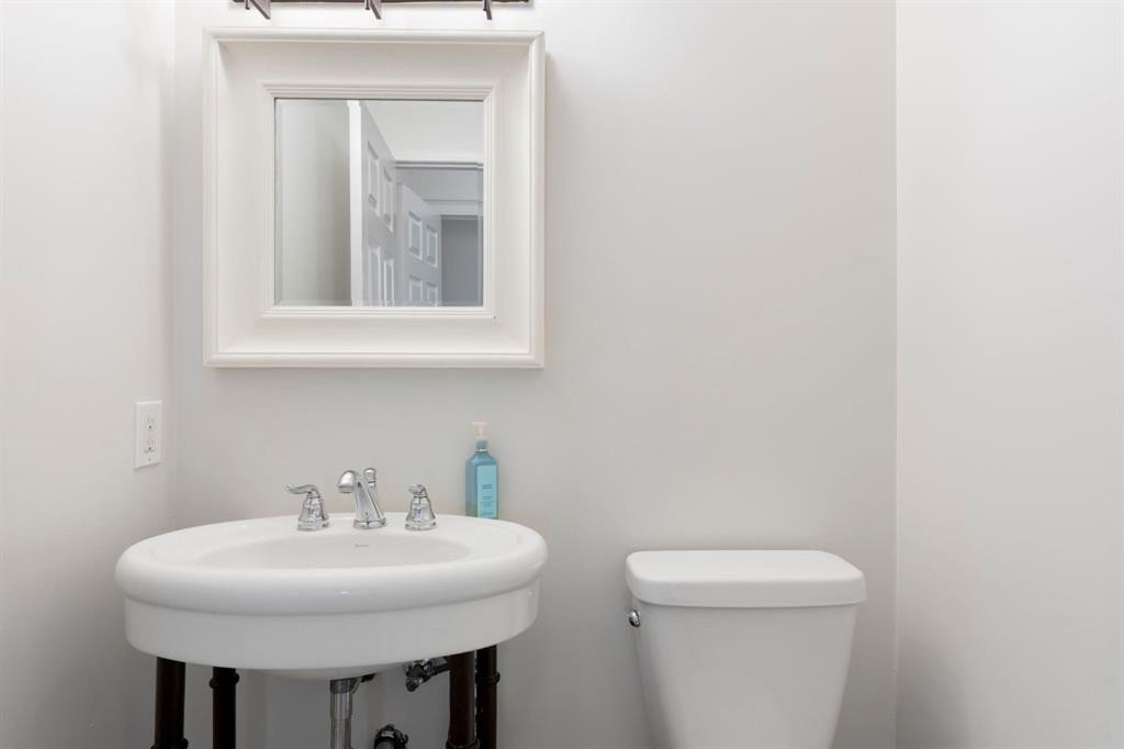 202 Sunset Heights, Cochrane, AB - Indoor Photo Showing Bathroom