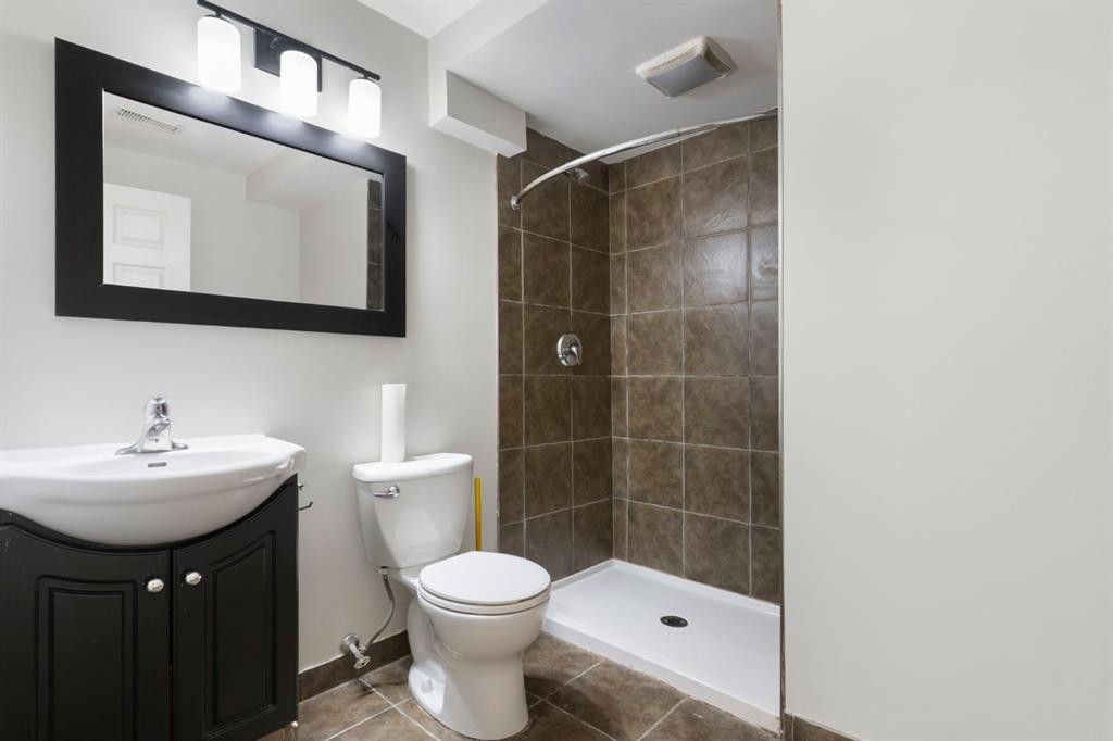 202 Sunset Heights, Cochrane, AB - Indoor Photo Showing Bathroom
