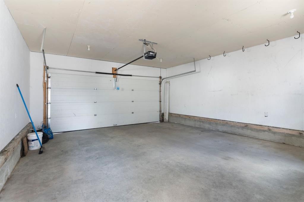 202 Sunset Heights, Cochrane, AB - Indoor Photo Showing Garage