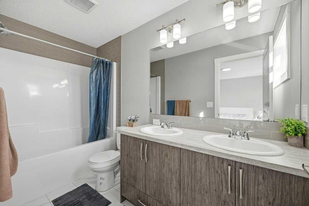 75 Howse Crescent Ne, Calgary, AB - Indoor Photo Showing Bathroom