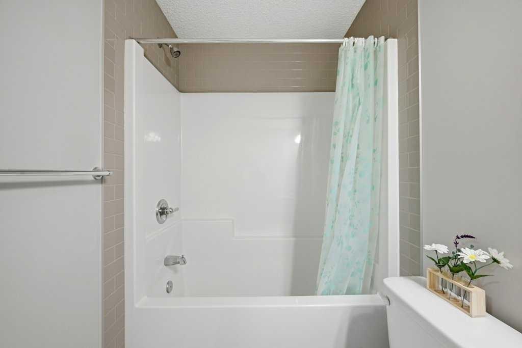 75 Howse Crescent Ne, Calgary, AB - Indoor Photo Showing Bathroom