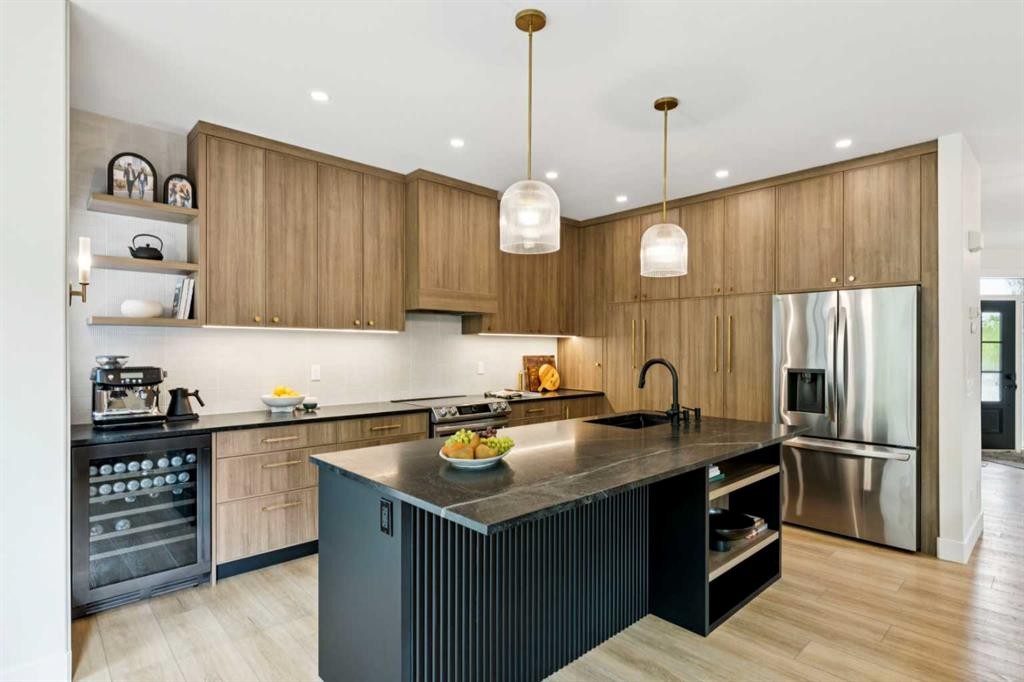 15 Valley Stream Manor Nw, Calgary, AB - Indoor Photo Showing Kitchen With Upgraded Kitchen