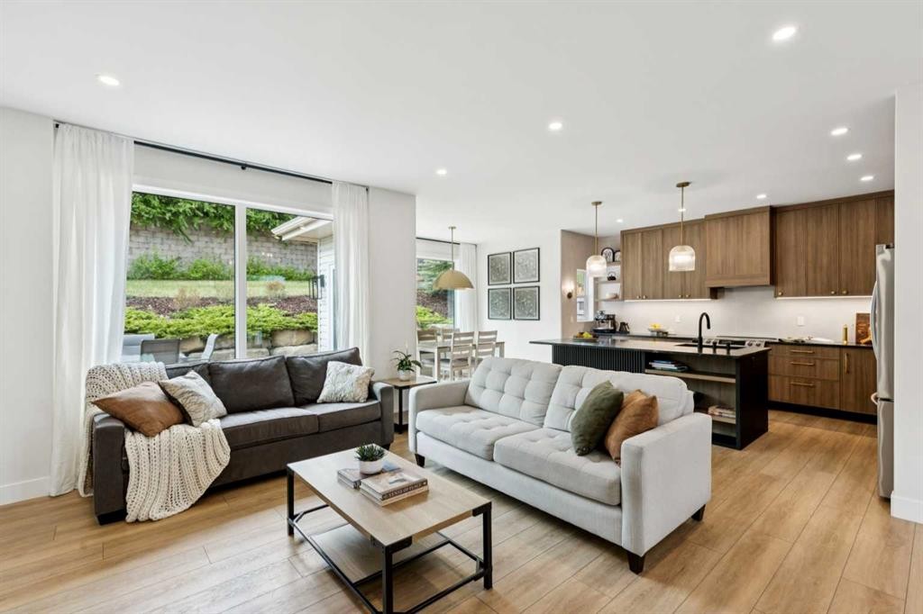 15 Valley Stream Manor Nw, Calgary, AB - Indoor Photo Showing Living Room