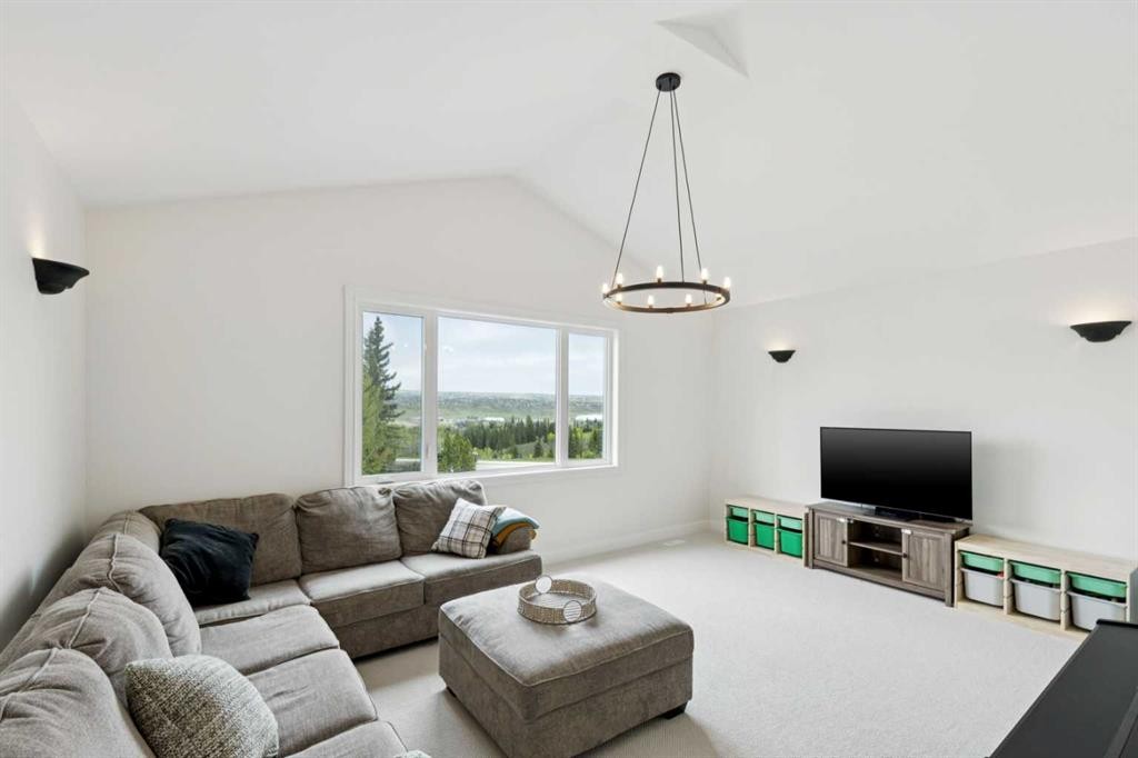 15 Valley Stream Manor Nw, Calgary, AB - Indoor Photo Showing Living Room