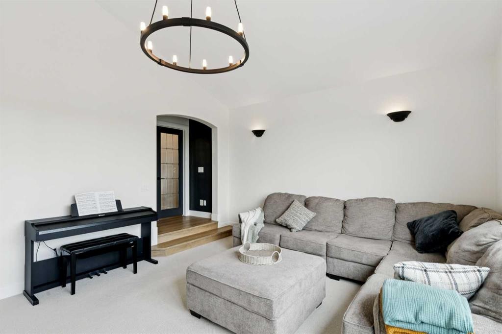 15 Valley Stream Manor Nw, Calgary, AB - Indoor Photo Showing Living Room