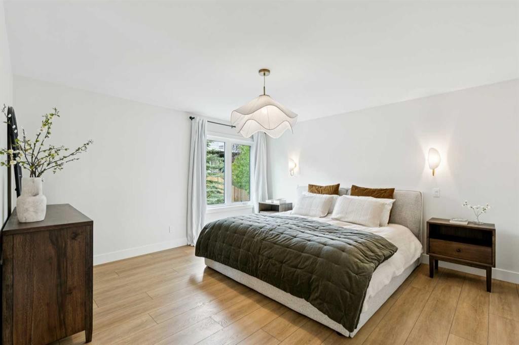 15 Valley Stream Manor Nw, Calgary, AB - Indoor Photo Showing Bedroom