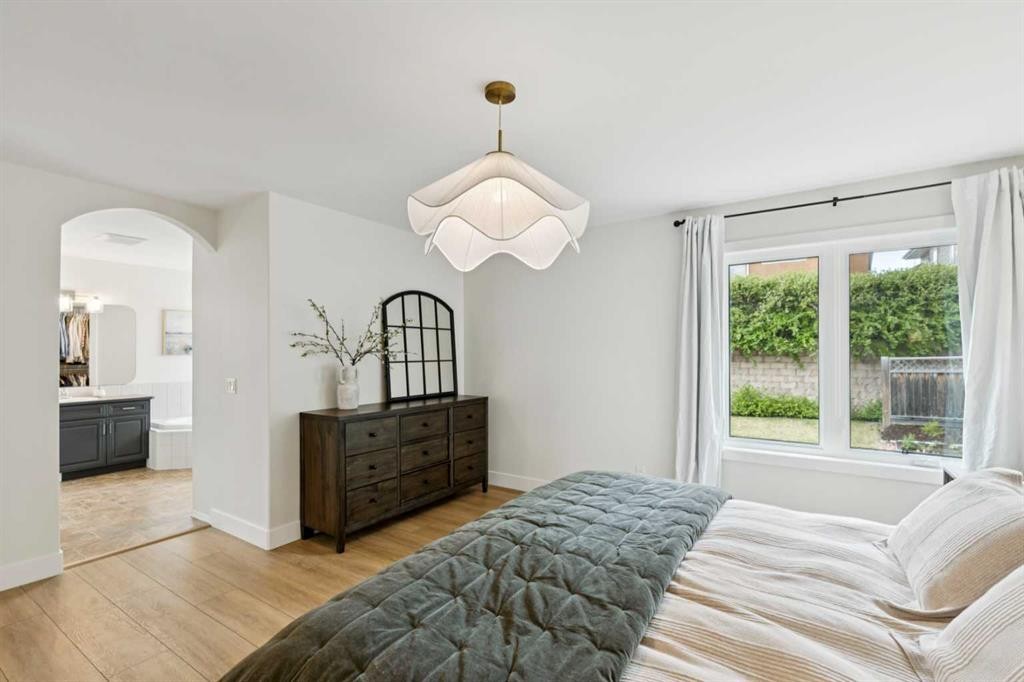 15 Valley Stream Manor Nw, Calgary, AB - Indoor Photo Showing Bedroom