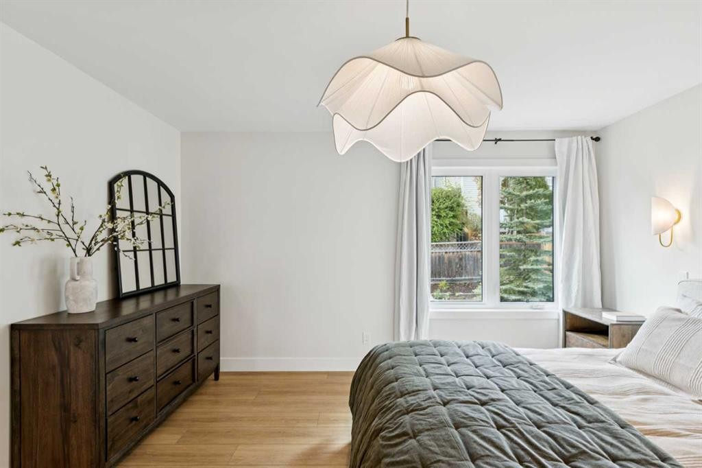 15 Valley Stream Manor Nw, Calgary, AB - Indoor Photo Showing Bedroom