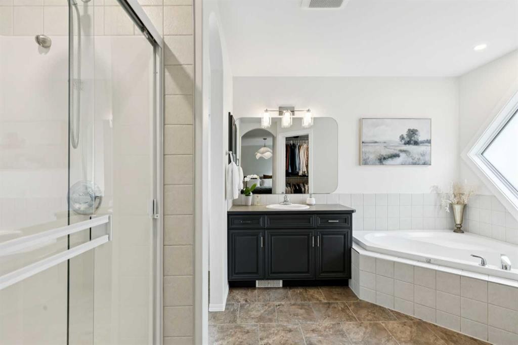 15 Valley Stream Manor Nw, Calgary, AB - Indoor Photo Showing Bathroom