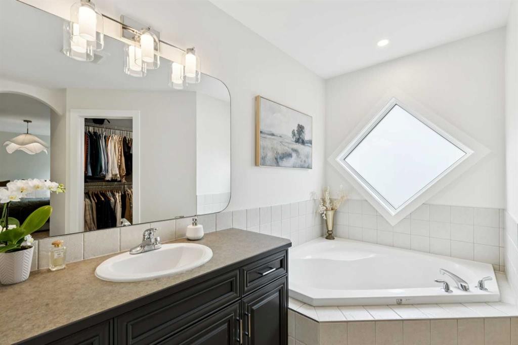 15 Valley Stream Manor Nw, Calgary, AB - Indoor Photo Showing Bathroom