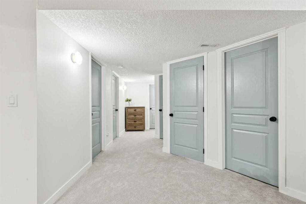 15 Valley Stream Manor Nw, Calgary, AB - Indoor Photo Showing Other Room