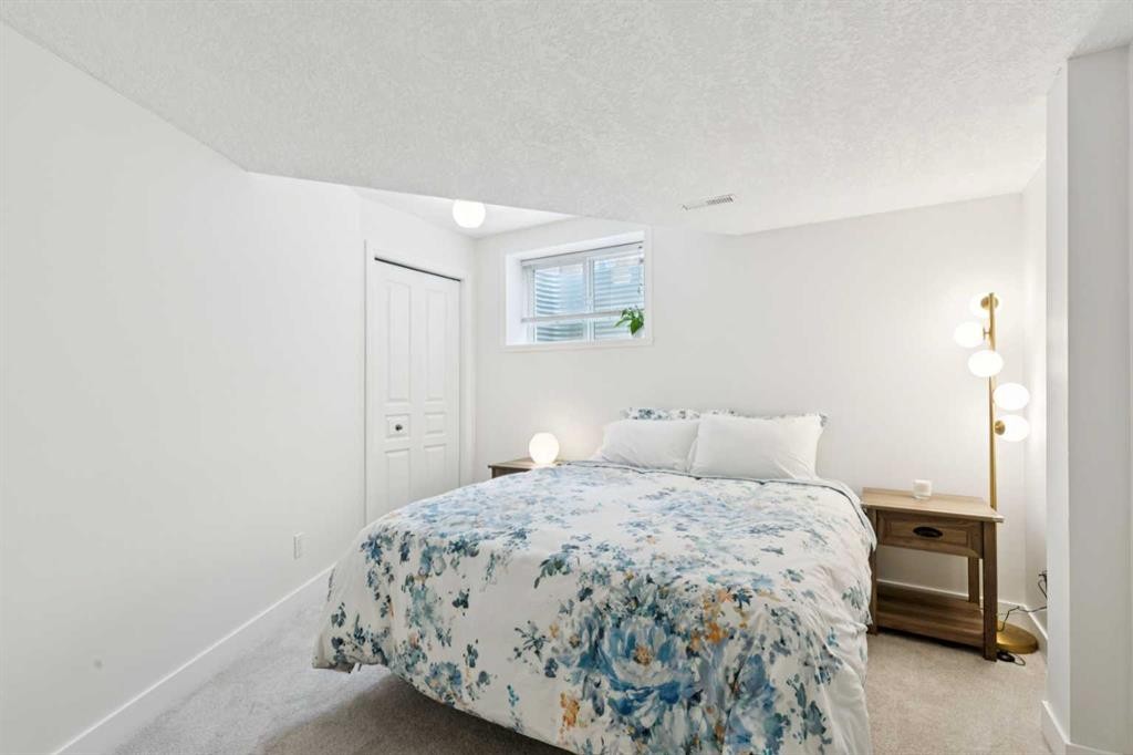 15 Valley Stream Manor Nw, Calgary, AB - Indoor Photo Showing Bedroom