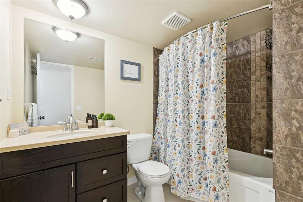 15 Valley Stream Manor Nw, Calgary, AB - Indoor Photo Showing Bathroom