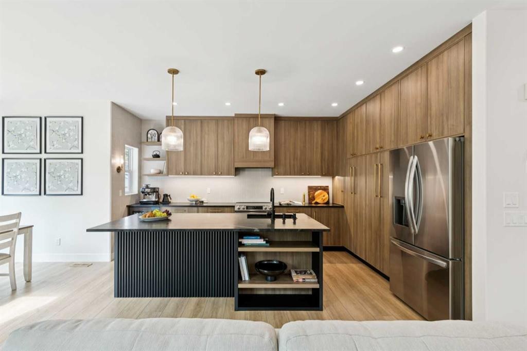 15 Valley Stream Manor Nw, Calgary, AB - Indoor Photo Showing Kitchen With Upgraded Kitchen