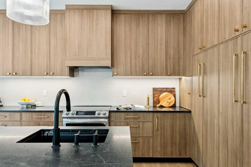 15 Valley Stream Manor Nw, Calgary, AB - Indoor Photo Showing Kitchen With Upgraded Kitchen