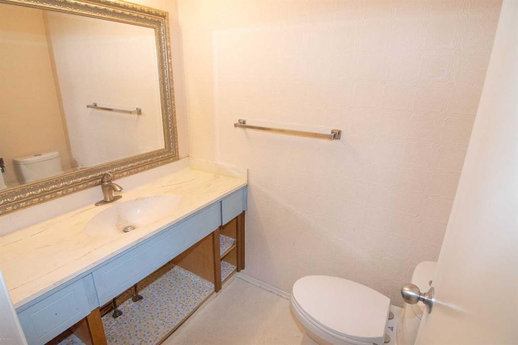 2716 Cedar Ridge Drive Sw, Calgary, AB - Indoor Photo Showing Bathroom