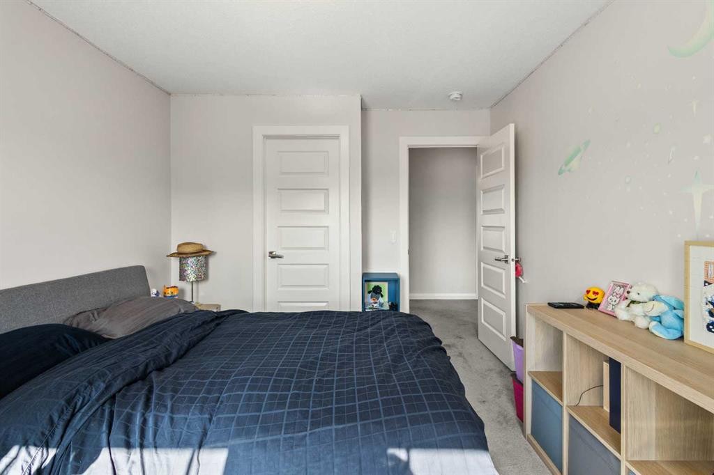 52 Evansfield Manor Nw, Calgary, AB - Indoor Photo Showing Bedroom