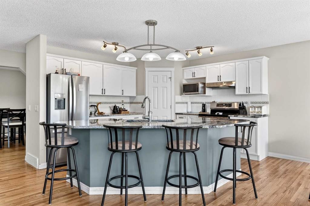 99 Evansmeade Crescent Nw, Calgary, AB - Indoor Photo Showing Kitchen With Stainless Steel Kitchen With Double Sink With Upgraded Kitchen