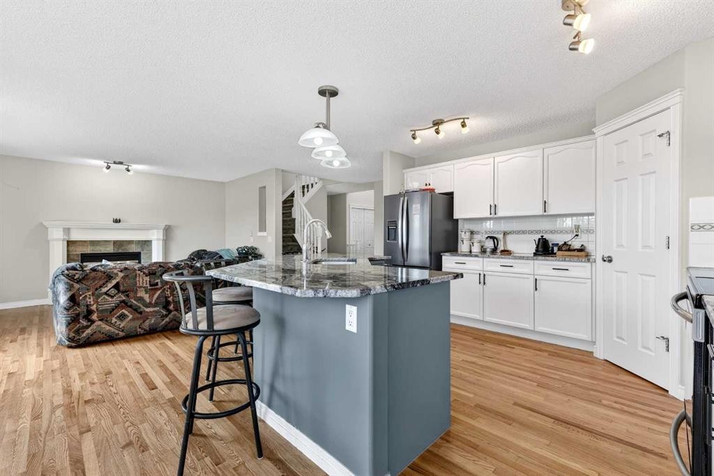 99 Evansmeade Crescent Nw, Calgary, AB - Indoor Photo Showing Kitchen With Upgraded Kitchen