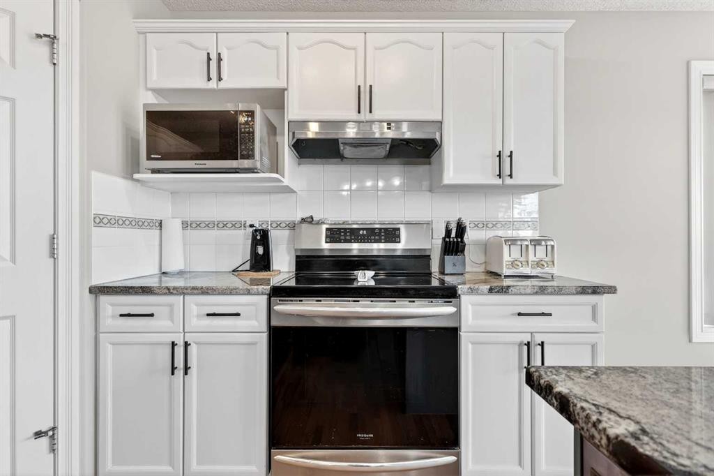 99 Evansmeade Crescent Nw, Calgary, AB - Indoor Photo Showing Kitchen
