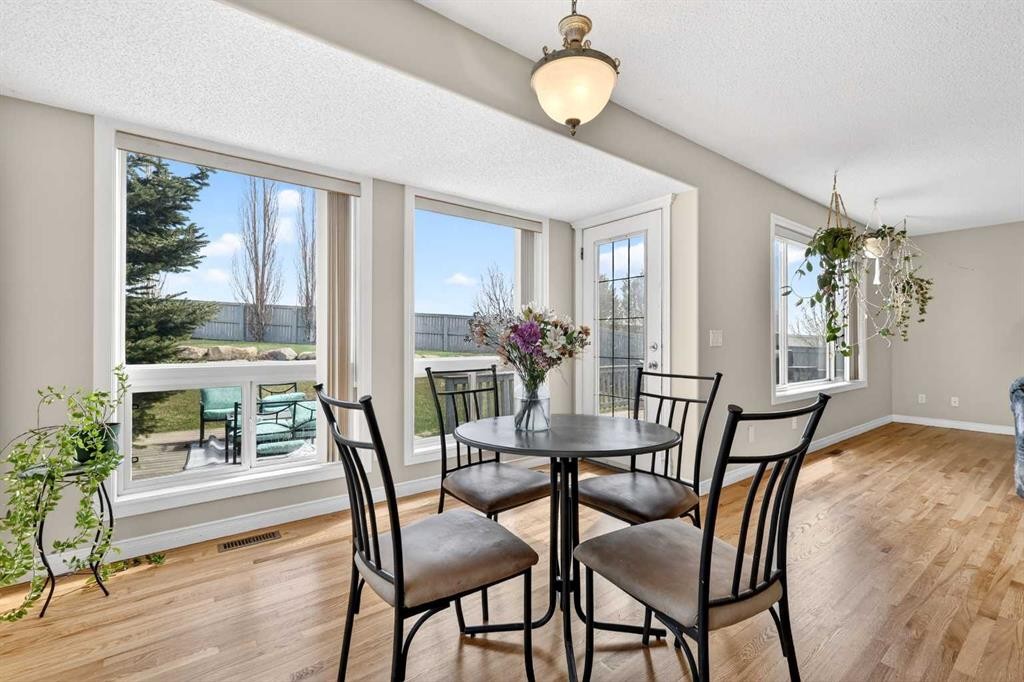 99 Evansmeade Crescent Nw, Calgary, AB - Indoor Photo Showing Dining Room