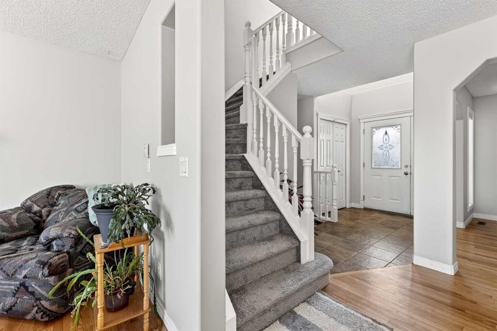 99 Evansmeade Crescent Nw, Calgary, AB - Indoor Photo Showing Other Room