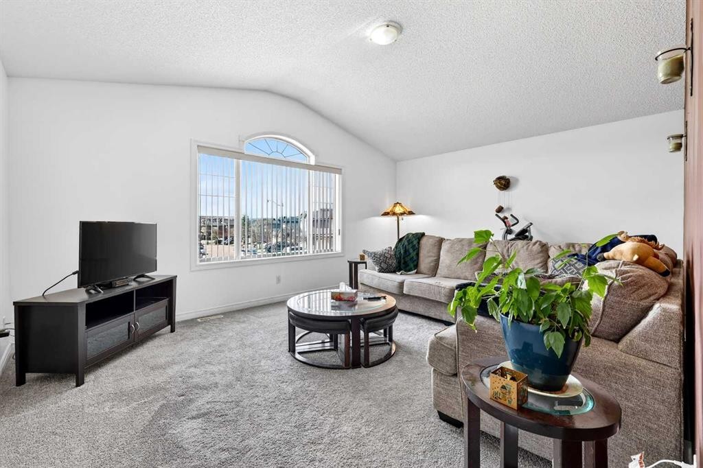 99 Evansmeade Crescent Nw, Calgary, AB - Indoor Photo Showing Living Room