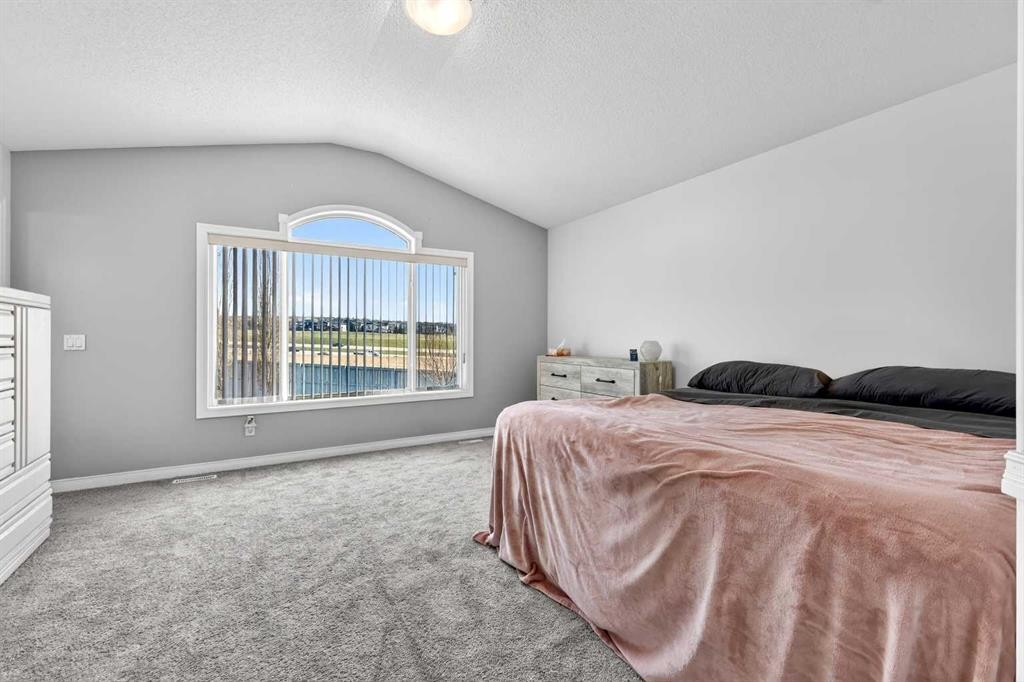 99 Evansmeade Crescent Nw, Calgary, AB - Indoor Photo Showing Bedroom