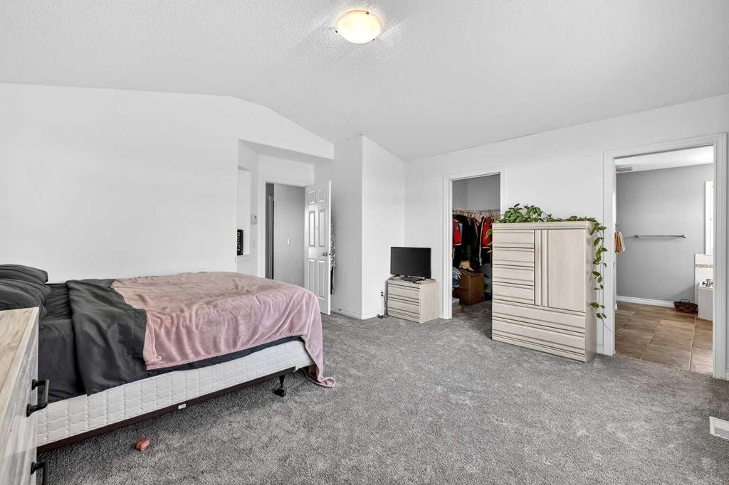 99 Evansmeade Crescent Nw, Calgary, AB - Indoor Photo Showing Bedroom