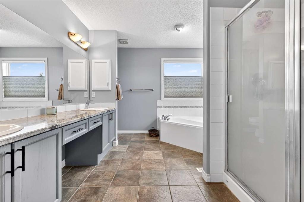 99 Evansmeade Crescent Nw, Calgary, AB - Indoor Photo Showing Bathroom