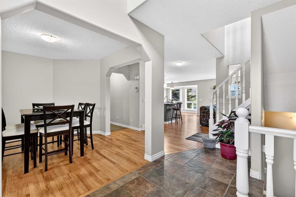 99 Evansmeade Crescent Nw, Calgary, AB - Indoor Photo Showing Dining Room