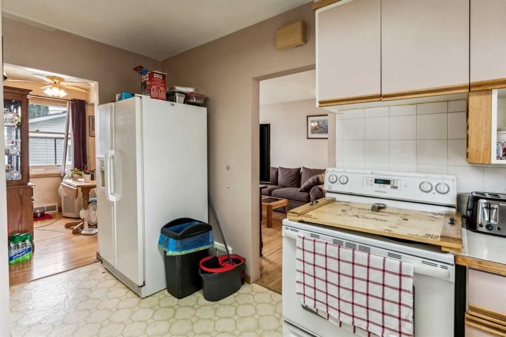 2029 Mountview Crescent Ne, Calgary, AB - Indoor Photo Showing Kitchen