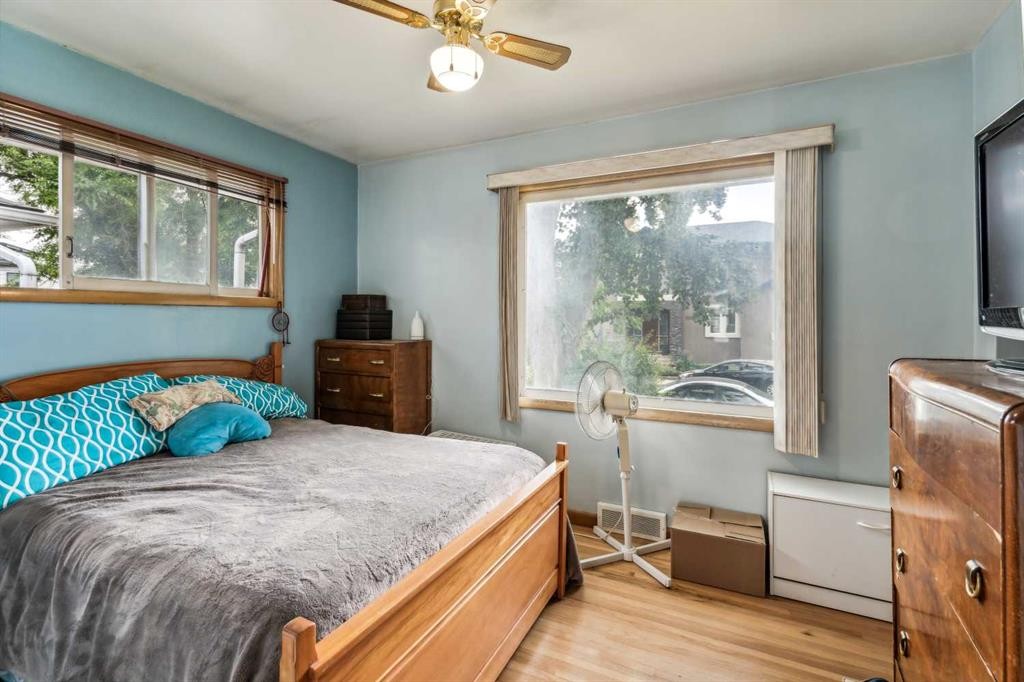 2029 Mountview Crescent Ne, Calgary, AB - Indoor Photo Showing Bedroom