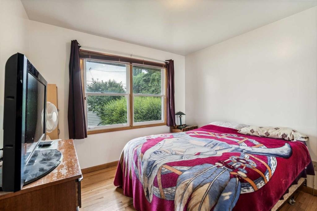 2029 Mountview Crescent Ne, Calgary, AB - Indoor Photo Showing Bedroom