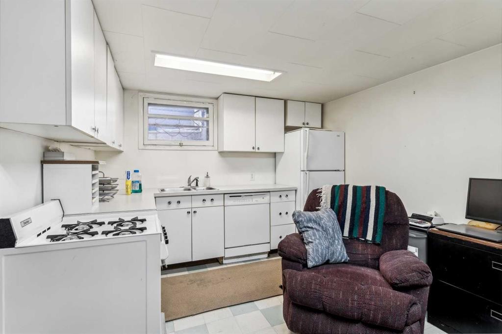 2029 Mountview Crescent Ne, Calgary, AB - Indoor Photo Showing Laundry Room