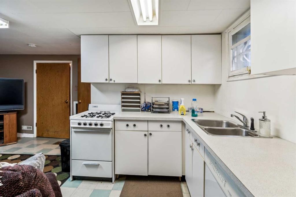 2029 Mountview Crescent Ne, Calgary, AB - Indoor Photo Showing Kitchen With Double Sink