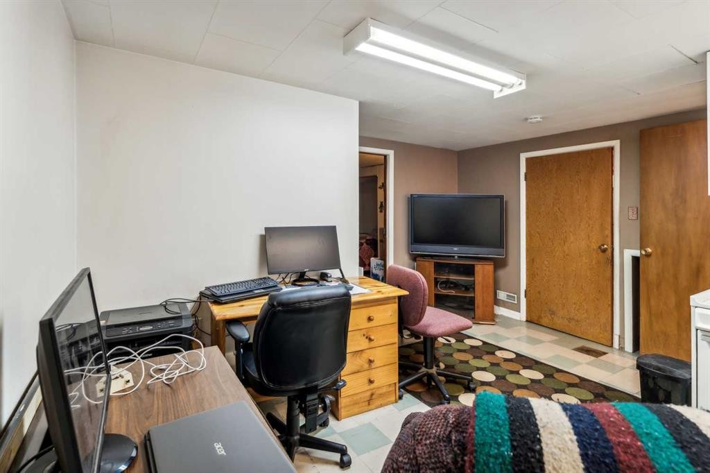2029 Mountview Crescent Ne, Calgary, AB - Indoor Photo Showing Office