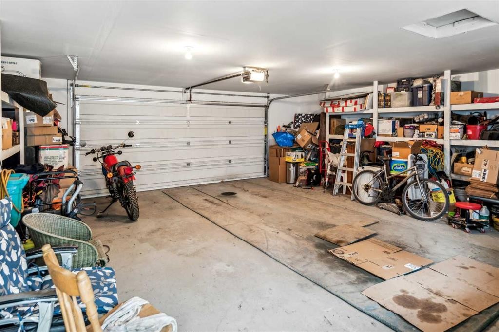 2029 Mountview Crescent Ne, Calgary, AB - Indoor Photo Showing Garage