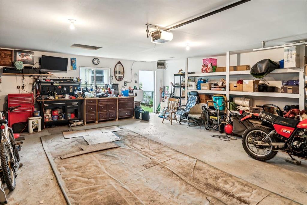 2029 Mountview Crescent Ne, Calgary, AB - Indoor Photo Showing Garage