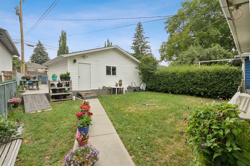 2029 Mountview Crescent Ne, Calgary, AB - Outdoor