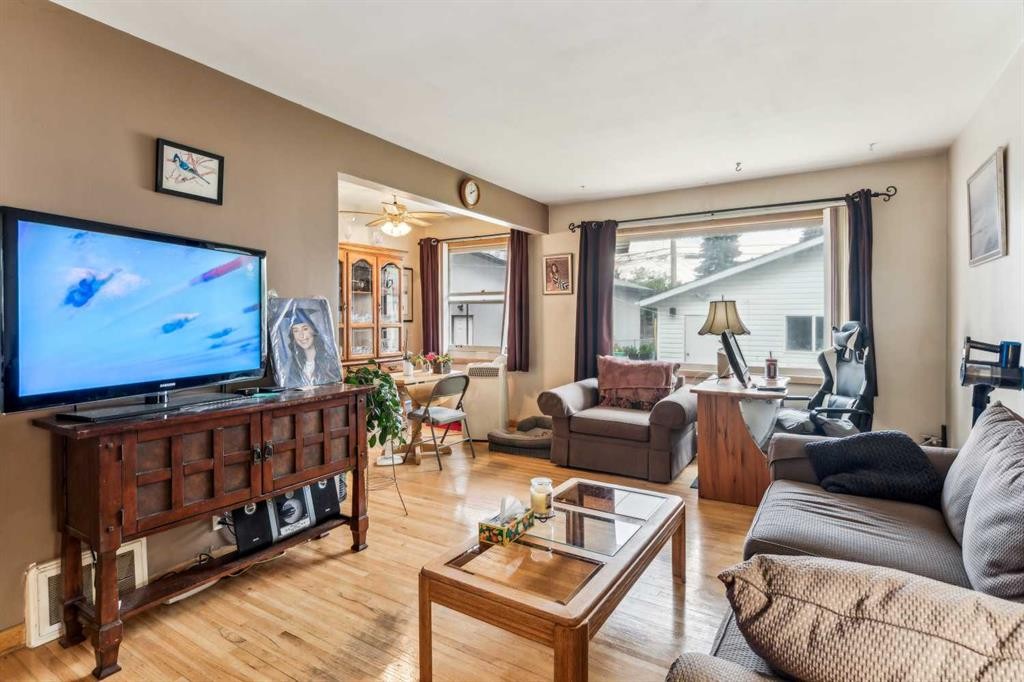 2029 Mountview Crescent Ne, Calgary, AB - Indoor Photo Showing Living Room