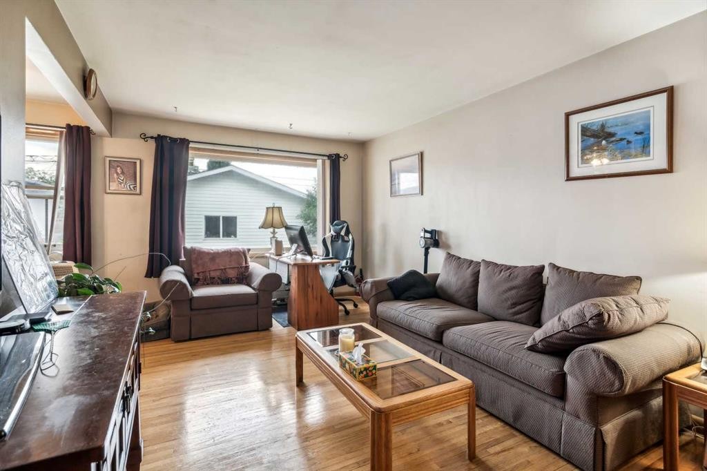 2029 Mountview Crescent Ne, Calgary, AB - Indoor Photo Showing Living Room