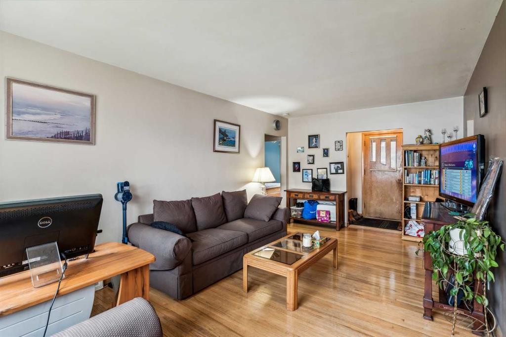 2029 Mountview Crescent Ne, Calgary, AB - Indoor Photo Showing Living Room