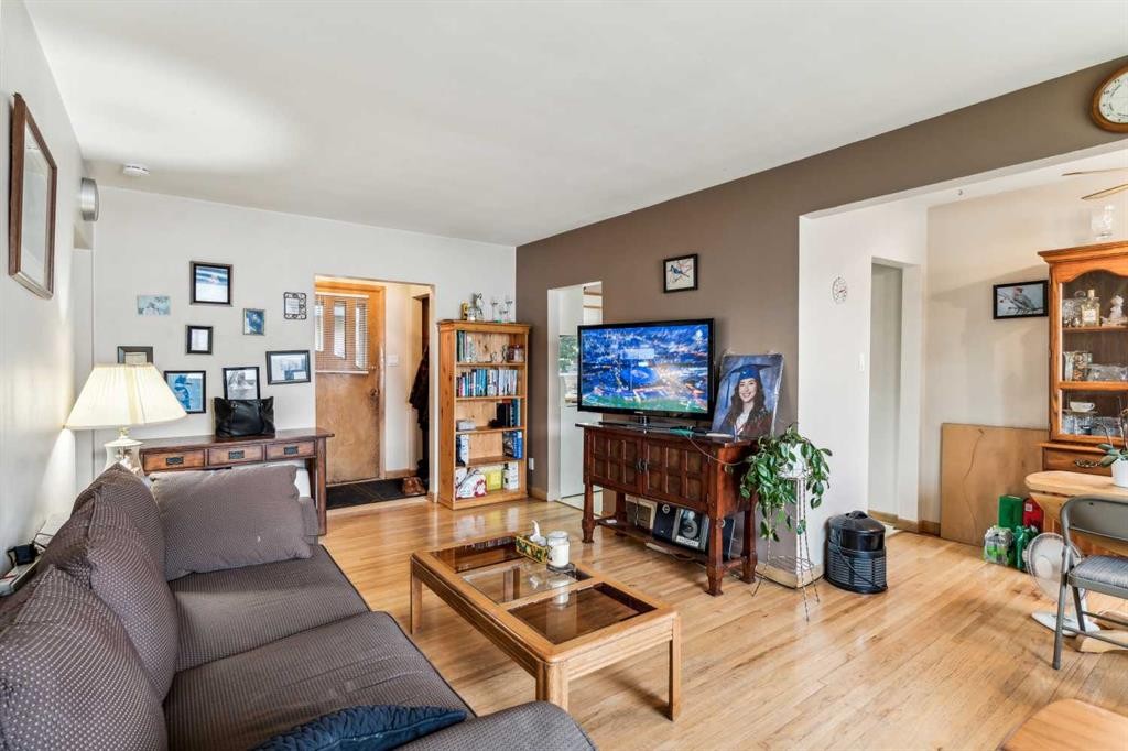 2029 Mountview Crescent Ne, Calgary, AB - Indoor Photo Showing Living Room