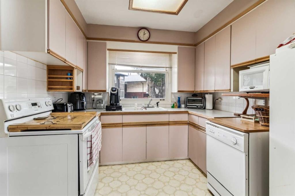 2029 Mountview Crescent Ne, Calgary, AB - Indoor Photo Showing Kitchen