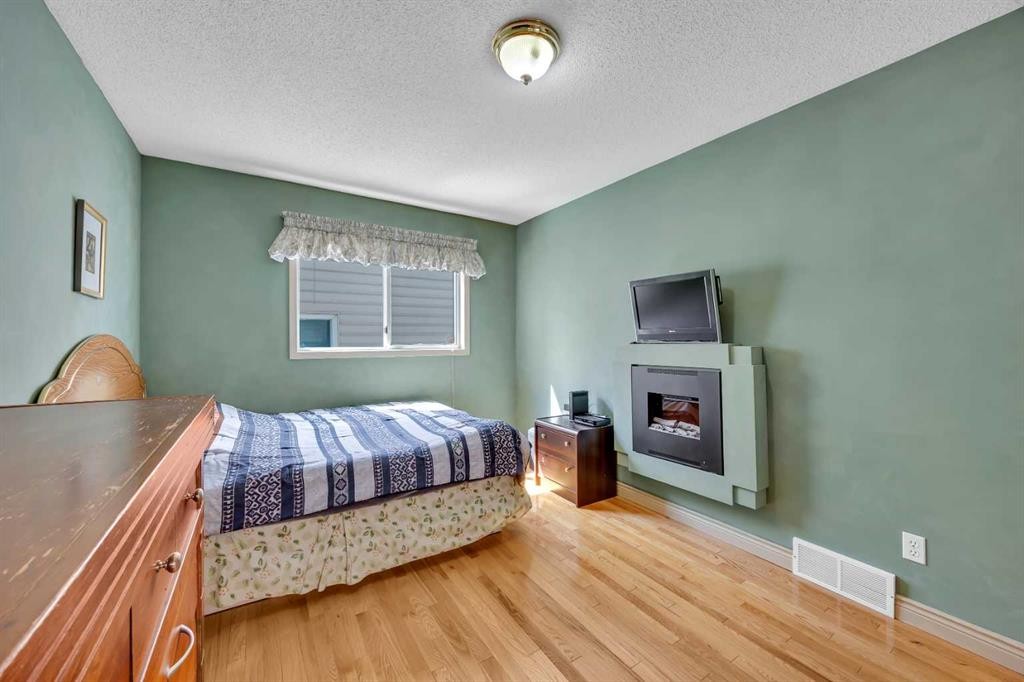 189 Applemead Close Se, Calgary, AB - Indoor Photo Showing Bedroom
