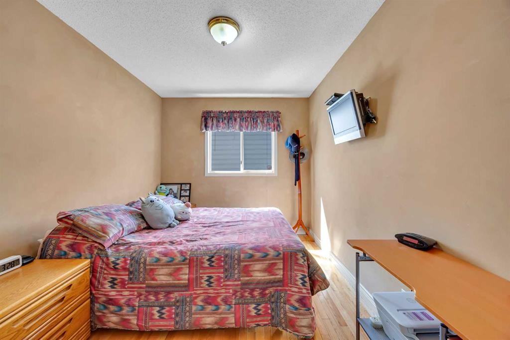 189 Applemead Close Se, Calgary, AB - Indoor Photo Showing Bedroom