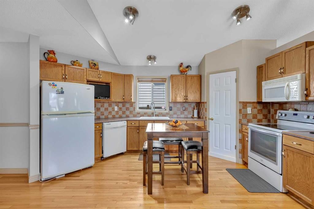 189 Applemead Close Se, Calgary, AB - Indoor Photo Showing Kitchen